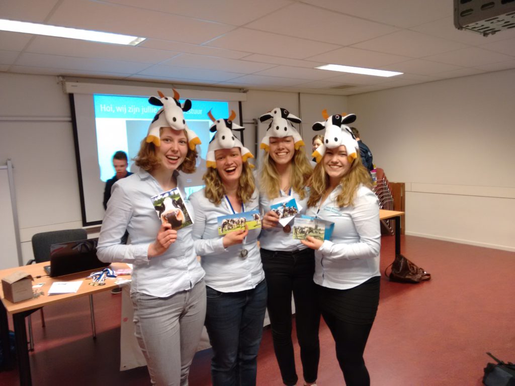 Het net afgetreden oude bestuur, met hun nieuwe IJzersterke outfit.